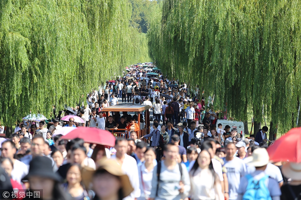 国庆假期景区人满为患，专家呼吁落实带薪休假制度,国庆假期,中秋,旅游出行,人满为患,交通运输部数据,假期出行决策,第1张