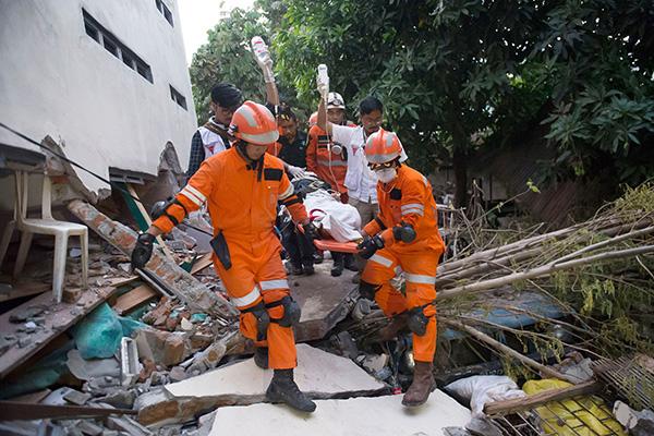 救援正紧张地进行