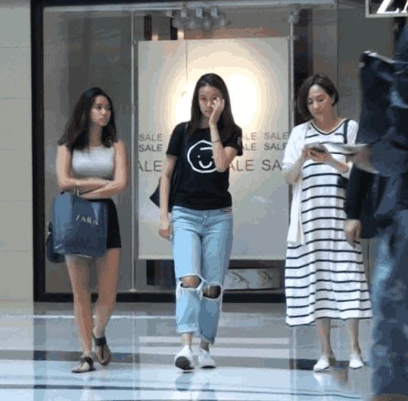 毛舜筠与21岁的区令山和15岁的区亦山