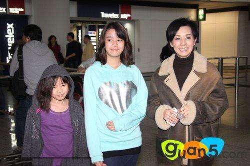 多年前,两个小女孩被狗仔队追访,还是少年模样