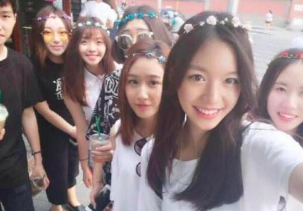 井柏然的粉丝都知道，王中磊的女儿王文也特别喜欢井柏然，是井柏然不折不扣的粉丝！