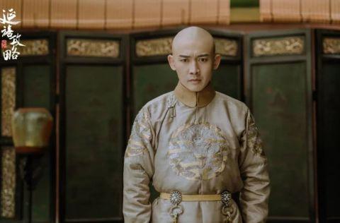 另一个经典形象当属《甄嬛传》中陈建斌饰演的雍正皇帝,他也是40岁出演的这个角色。