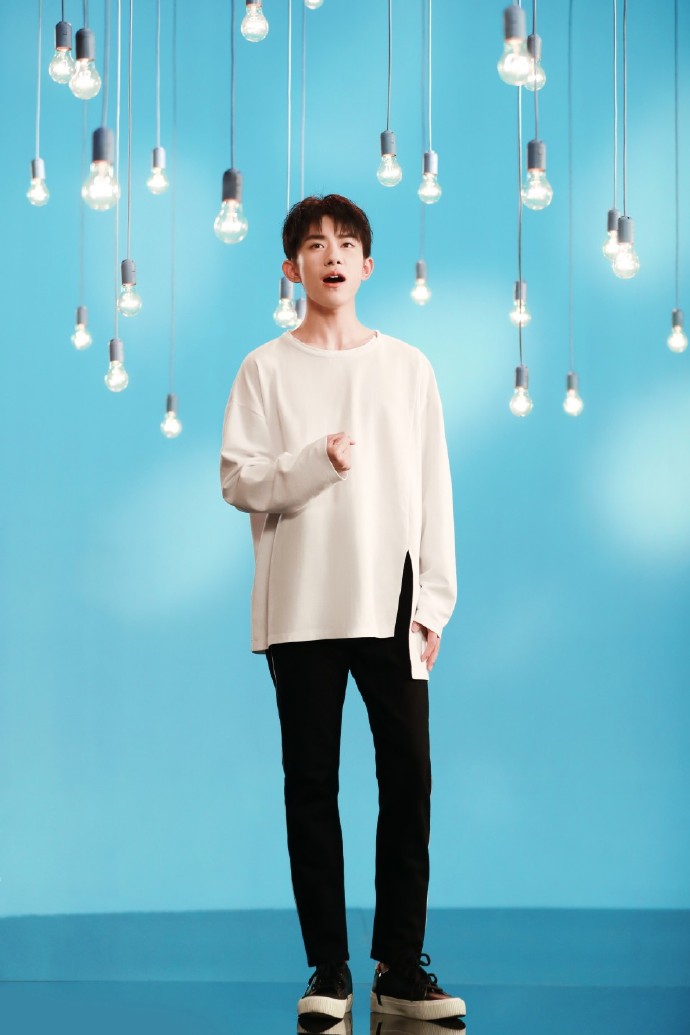 易烊千玺穿白衣眉目清朗 少年神情坚定展青春风貌