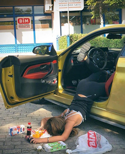 俄罗斯网红玩起花式扑街 网友:真实炫富