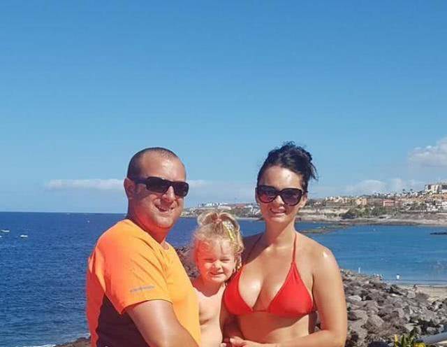 更惊人的是,在找到女儿的短短几分钟内,她的头发竟然一撮一撮的掉落,直到完全没有了头发!