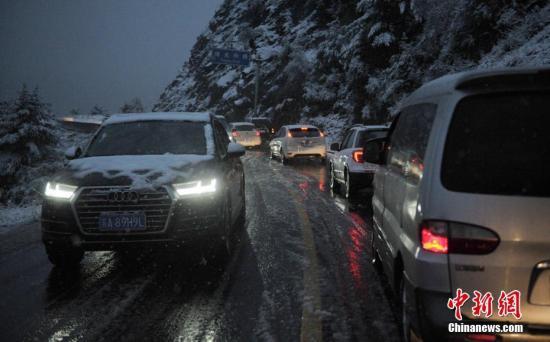图为因降雪折多山段公路拥堵严重，许多车辆被劝返。中新社记者 刘忠俊 摄