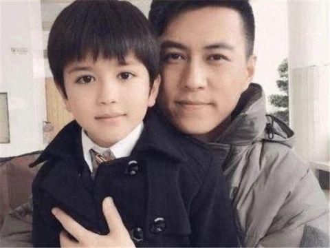 靳东和李佳迎大儿子：小爷 老干部靳东给儿子取名“小爷”，这名字也是没谁了。