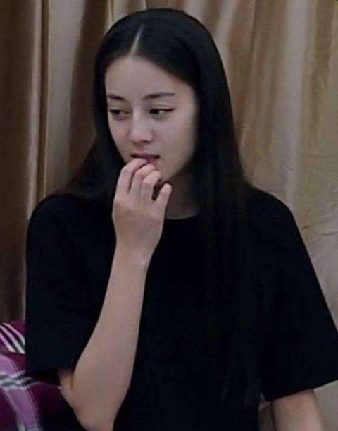 热巴的五官辨识度还在，只是比不化妆的时候更显年龄小。所以说，五官底子真的很重要！