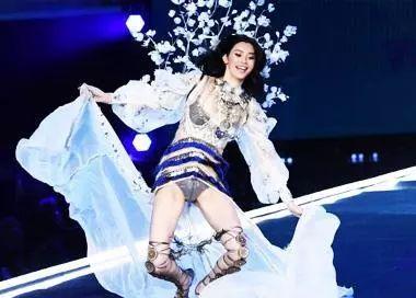 但没想到的是，业务水平如此低的奚梦瑶，却在今年的维密秀上免试进入了维密天使名单。