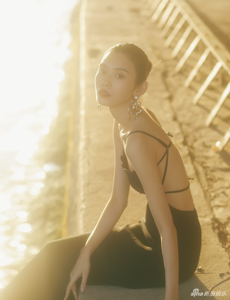 奚梦瑶塞纳河畔拍写真秀美背骨感迷人