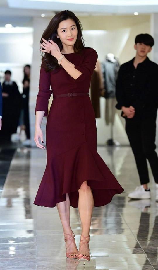 全智贤身穿酒红色长裙亮相某活动 气质身材满分 重回颜值巅峰