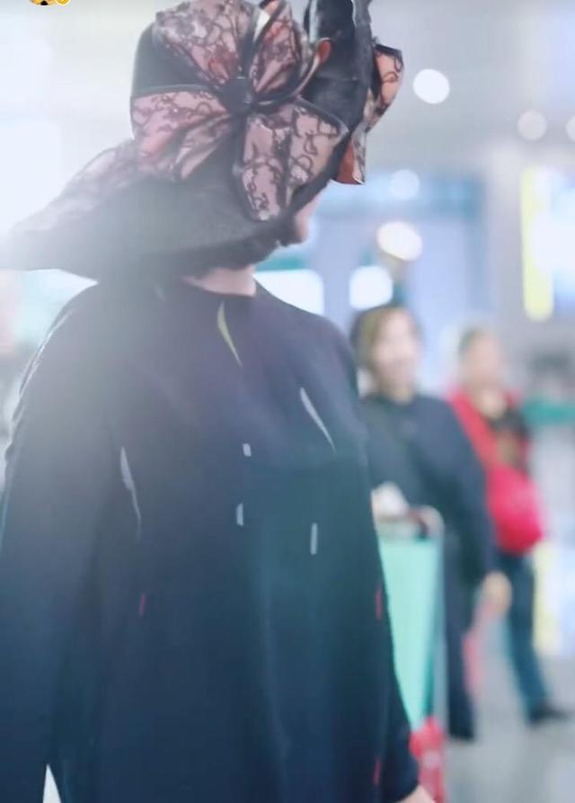 带着礼帽的金星逆光侧身，美丽又优雅，姣好的曲线和优雅的气质，都让她艳压群芳。