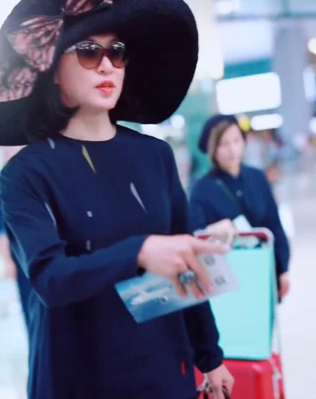 走近后，金星还热情友好的跟路人打招呼。