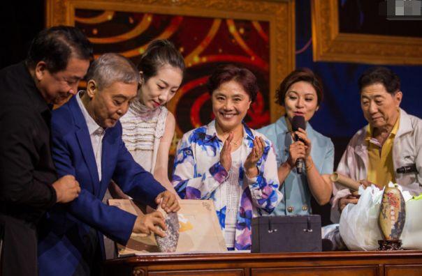 师胜杰告别仪式,女儿太虚弱需人搀扶,妻子宋艳再发文让人泪目!