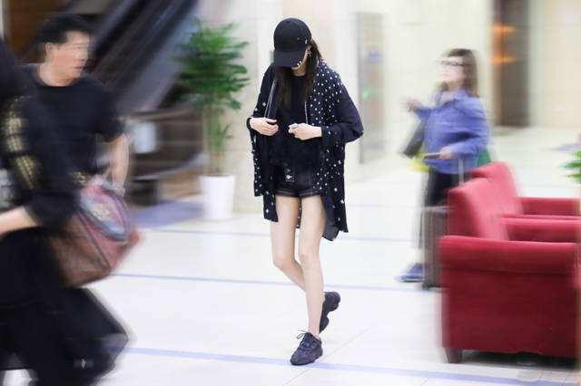 看来没有关晓彤这样的腿，驾驭平底鞋还真的是有点难度。