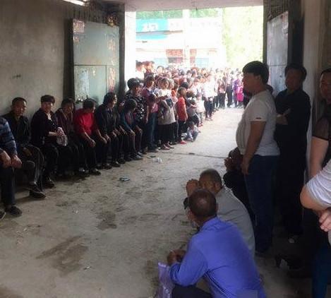 图：童星邓鸣贺葬礼现场。葬礼在邓鸣贺的河北老家举行，全村的人都来送别。