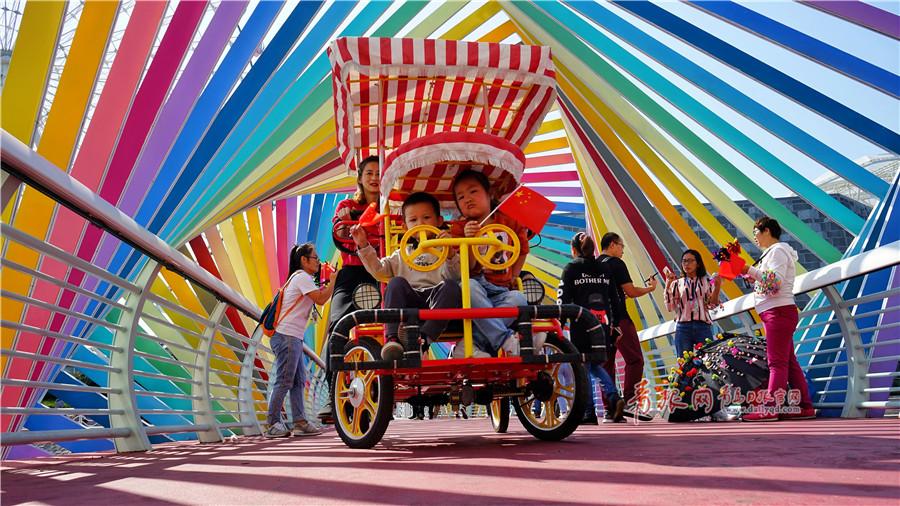 彩虹桥开通后，立即吸引了许多游客前来游玩，老的、少的、年轻的纷纷陶醉在童话世界里了。