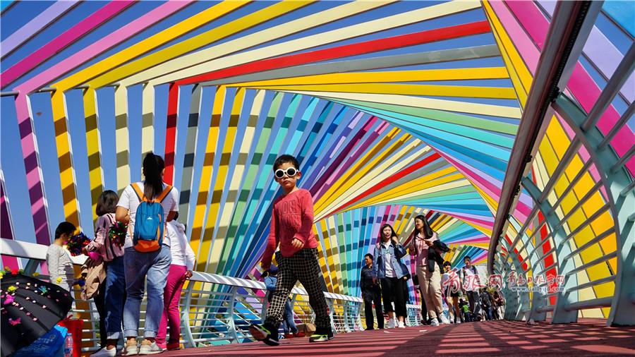 小朋友面对镜头，戴着墨镜，气场强烈。