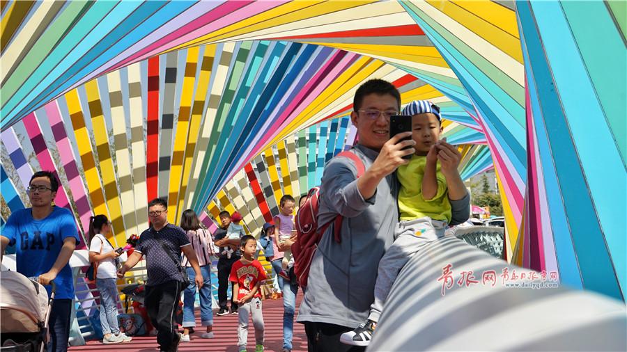 很多游客都会在桥面上或者桥栏边拍照留念。