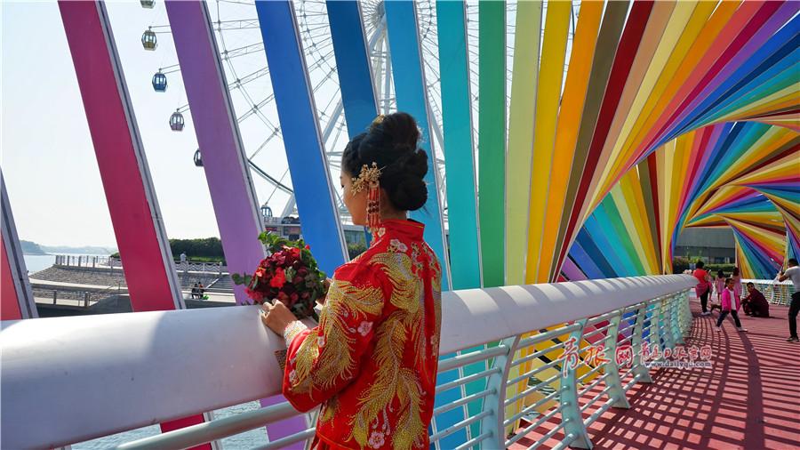 而不少即将结婚的新人也解锁了拍婚纱照的新姿势，在彩虹桥前拍照定格多彩人生。