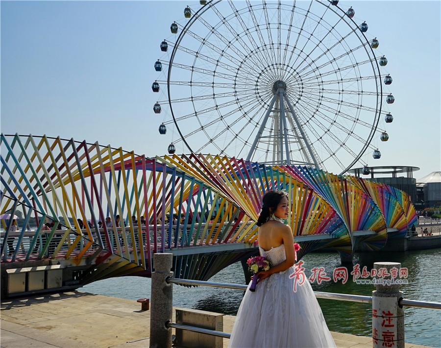 而不少即将结婚的新人也解锁了拍婚纱照的新姿势，在彩虹桥前拍照定格多彩人生。