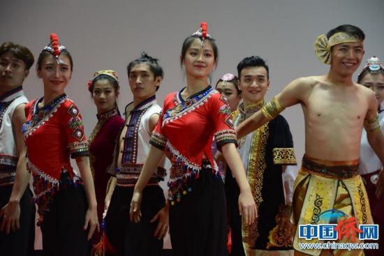 图为群舞《锦绣中华》。