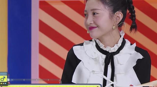 随后包贝尔跟江疏影说，2人认识这么长时间，从来没有仔细看过她，因为江疏影太美了，怕被误会。