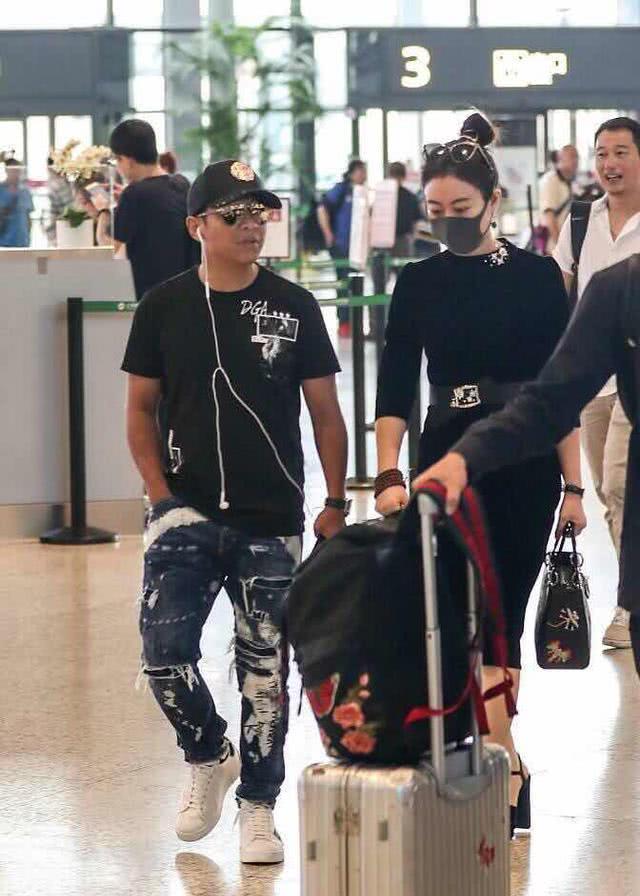 37岁宋小宝一家近照曝光,儿女颜值惊人娇妻美貌如花,令人羡慕!