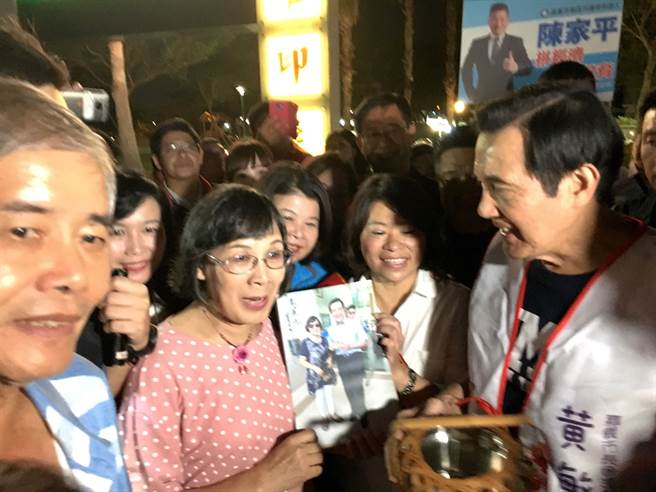 马英九(右一)到嘉义辅选被民众围住(图片来源：台湾“中时电子报”)