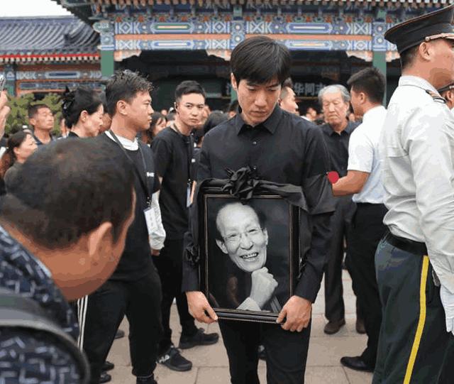 常宝华追悼会孙子常远捧遗照姜昆冯巩现身德云社空无一人