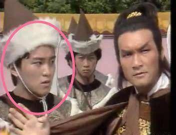 这是在83版的《射雕英雄传》中，星爷演一个宋兵，当时还有几句台词。