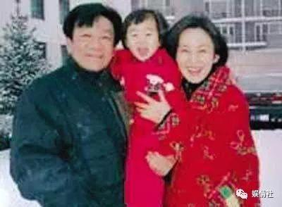 袁茵比侯耀文小二十岁，当年与许晴同一班，是以表演系第一名考入北京电影学院的。
