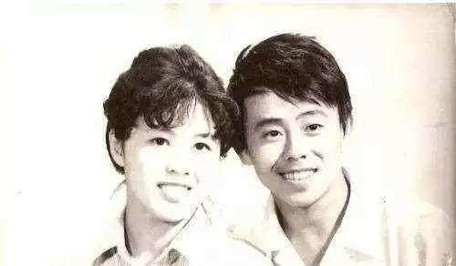 这个男生很青涩，很帅，不知道大家认出来了没？看下面应该立马就认出来了。