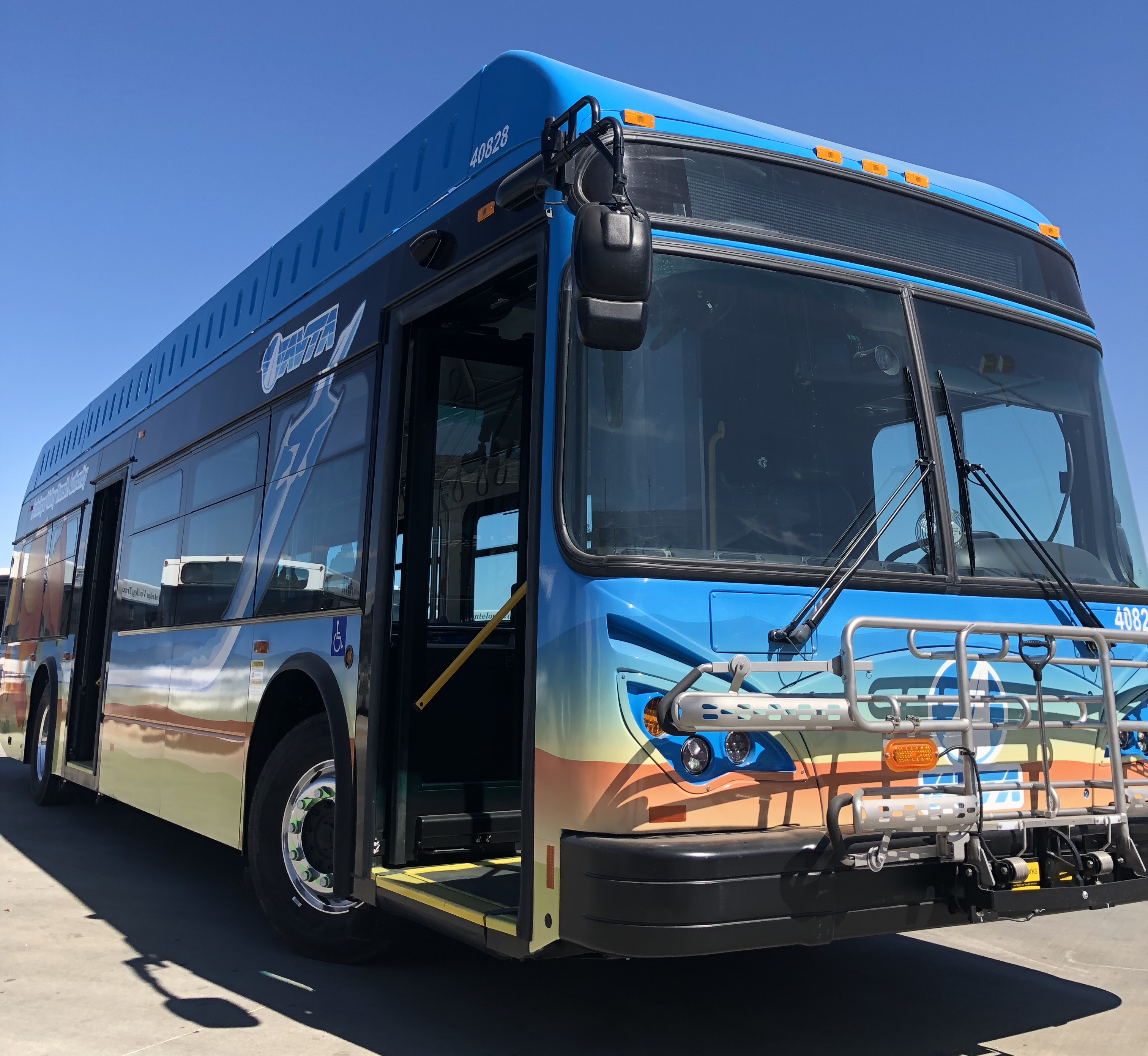 探访中美贸易合作新典范 网络名人环球行走进北美最大电动大巴厂