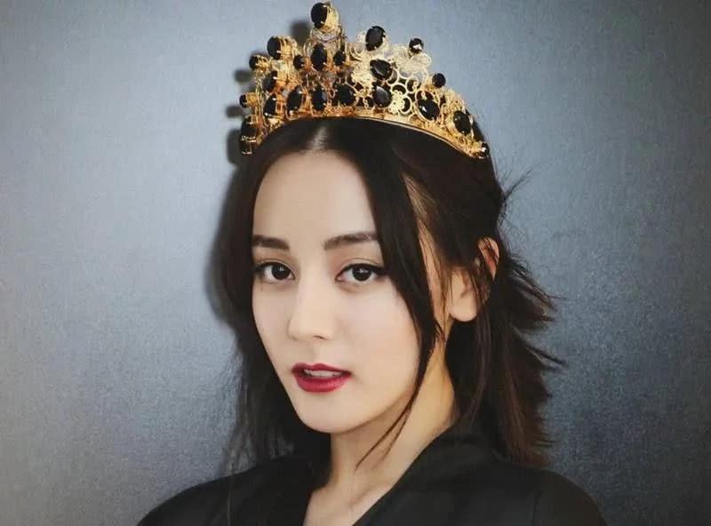 迪丽热巴，1992年出生于新疆乌鲁木齐市，中国内地影视女演员 。