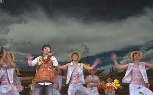 图片中，最右边的一位表演者，裤子拉链居然没有拉，在全国观众面前直播。