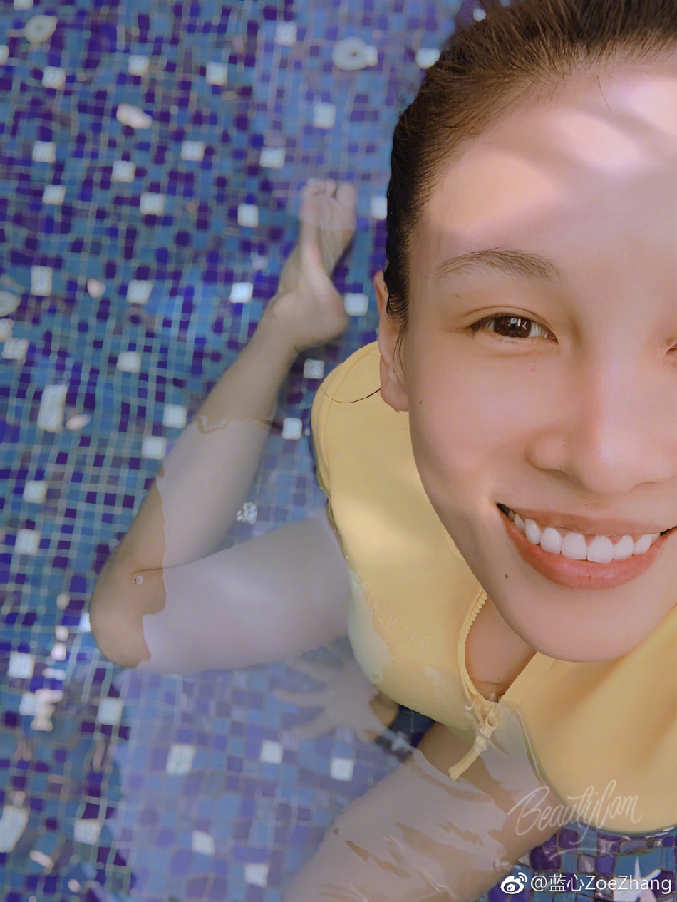 组图张蓝心晒素颜泳照水中秀大长腿比例惊人