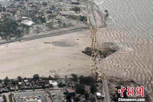 图为在地震和海啸中被毁的帕卢市标志性大桥。华为印尼公司供图