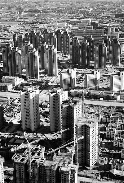 2011年的唐家岭地区主干道交通混乱,两侧楼房杂乱不堪,空中已经挂上了