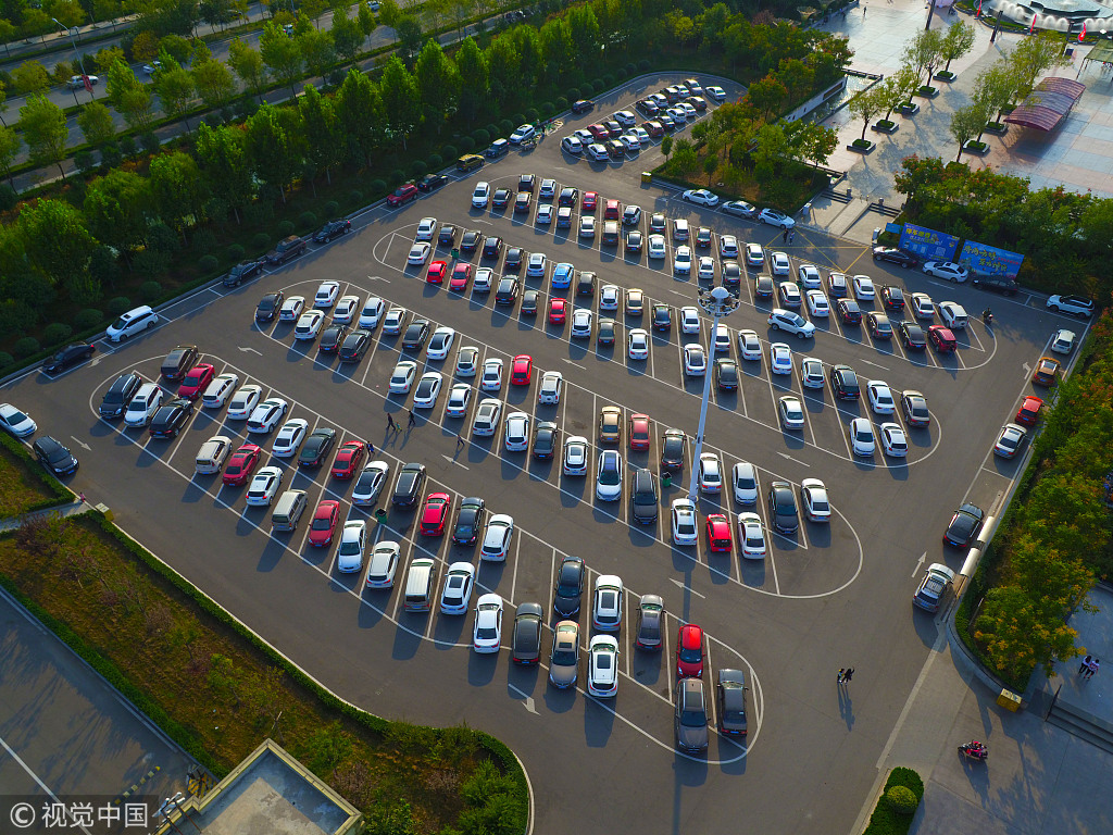 国庆最后一天航拍景区停车场停放整齐如钢琴键