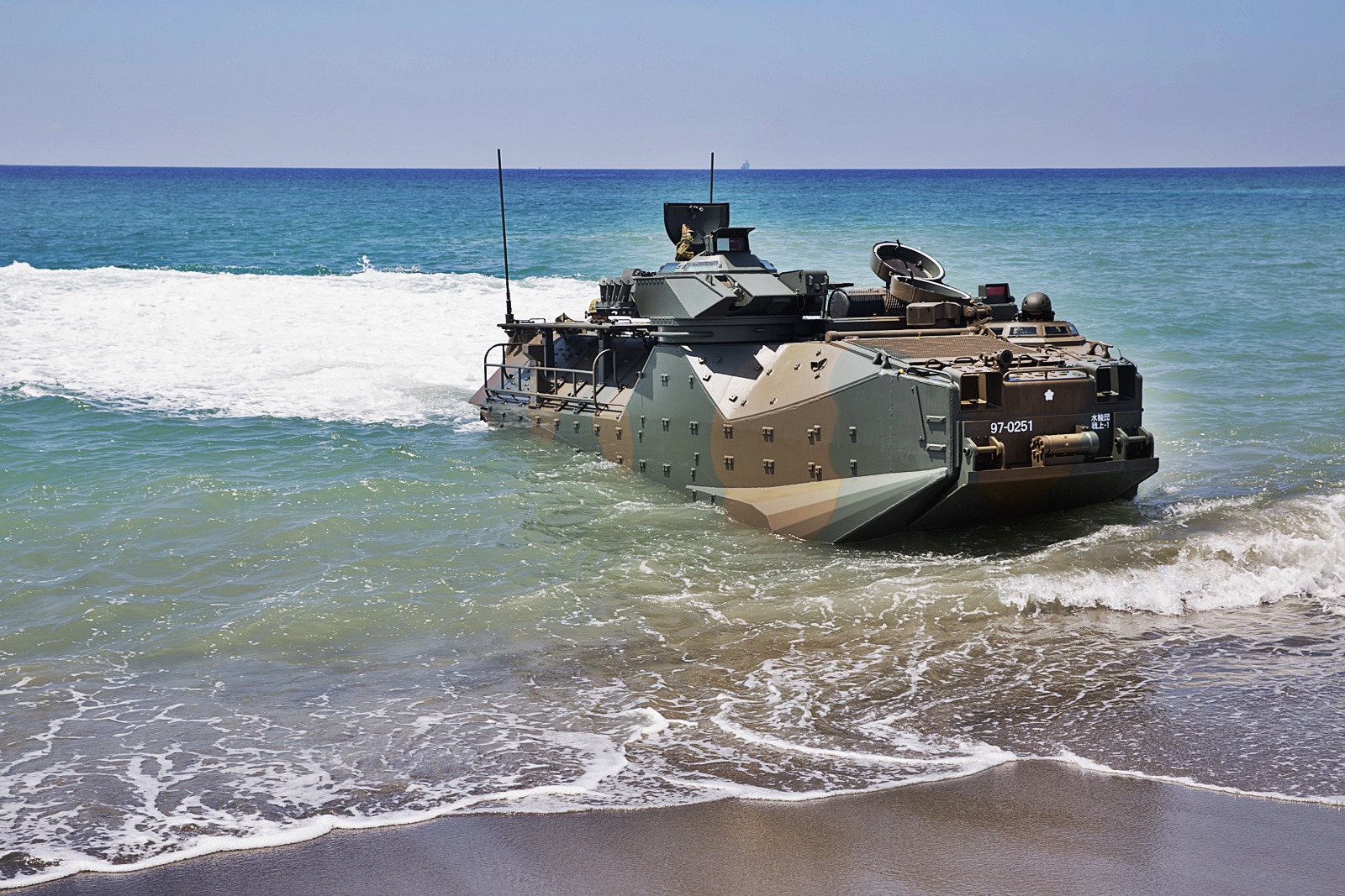 日本陆上自卫队的两栖快速部署旅的aav-7装甲车在菲律宾苏比克湾参与