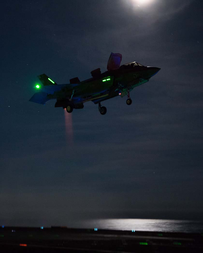 4 英国航母首次完成f35b战斗机夜间降落任务