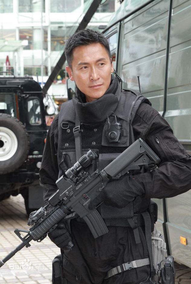 50岁马德钟近照曝光,眉毛浓厚眼睛深邃认不出,网友:变化真大!