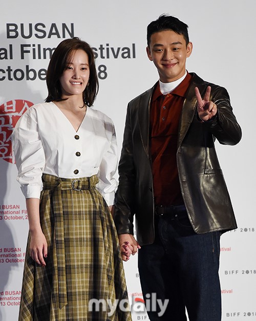 组图刘亚仁出席燃烧釜山见面会笑到扶额表情无奈