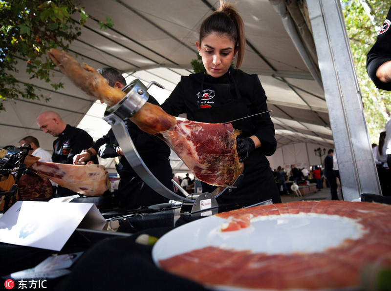 西班牙200名大师切500公斤火腿切片欲破吉尼斯纪录