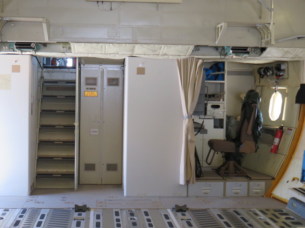 有国外网友发布了c-2运输机内部的场景,这是c-2运输机内部为数不多的