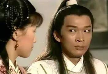 在《大时代》里，他一开始饰演卖报纸的小伙，唯唯诺诺，是社会的底层人物。