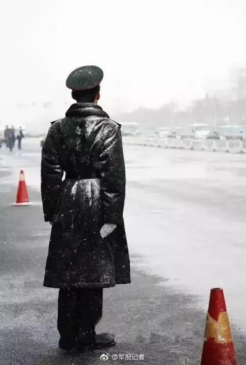 不只弯腰捡国旗兵哥哥的这些瞬间也很帅