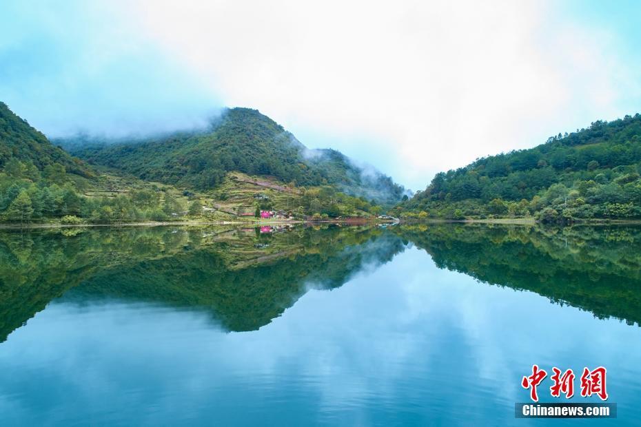 黄刚 摄四川省境内最大的高海拔淡水湖-茨格达海子,位于雅安市石棉县