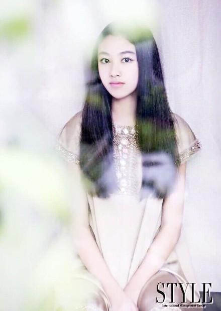 据说早在很久之前就有模特公司看准了任晴佳,因为她的腿真的长到没天理啊!~